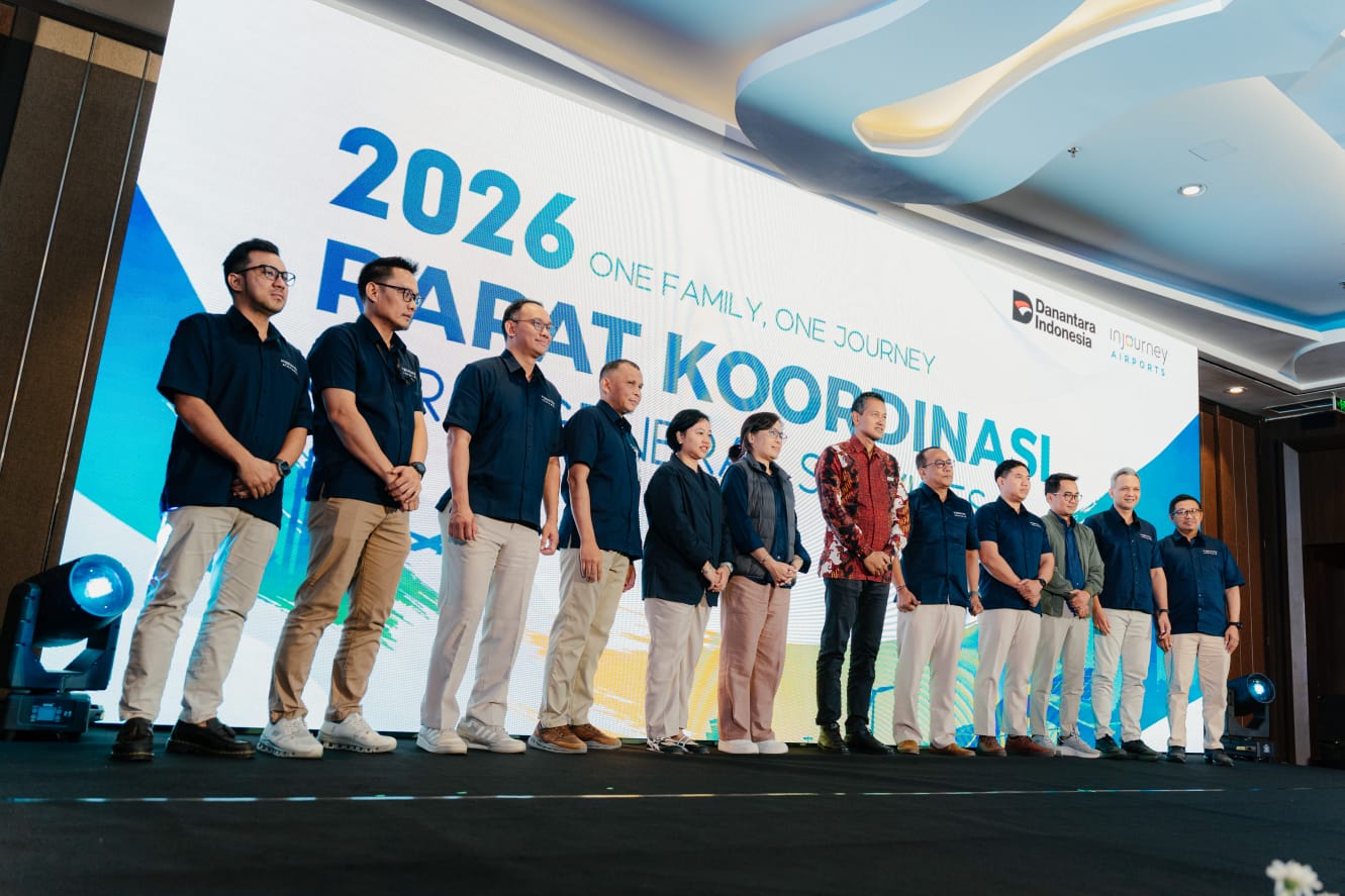 Foto bersama peserta Rapat Koordinasi 2026 di atas panggung